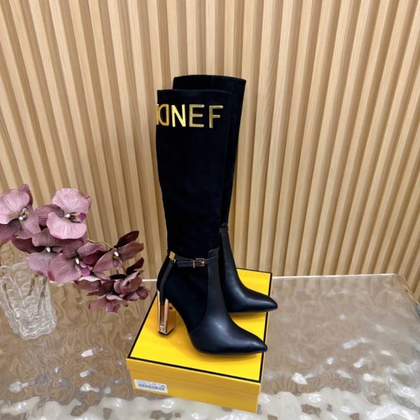 repliche,replica,perfette,siti di,affidabili,migliori siti,dove comprare,1:1,scarpe da ginnastica Nuovi stivali con tacco spesso e cut-out FENDI (CL5TQ) dalla passerella della boutique.