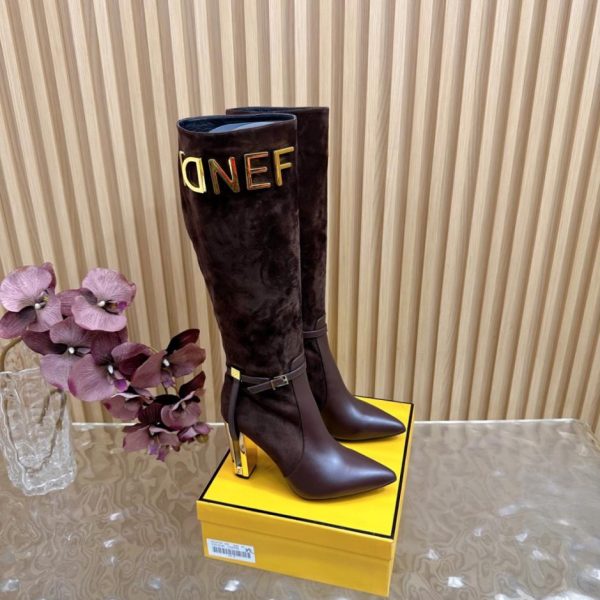 repliche,replica,perfette,siti di,affidabili,migliori siti,dove comprare,1:1,scarpe da ginnastica Nuovi stivali con tacco spesso e cut-out FENDI (I4MN7) dalla passerella della boutique.
