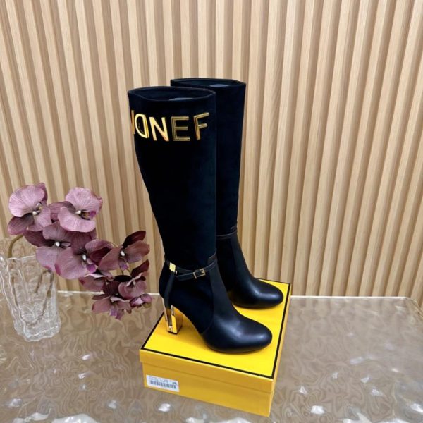 repliche,replica,perfette,siti di,affidabili,migliori siti,dove comprare,1:1,scarpe da ginnastica Nuovi stivali con tacco spesso e cut-out FENDI (J3XM0) dalla passerella della boutique.