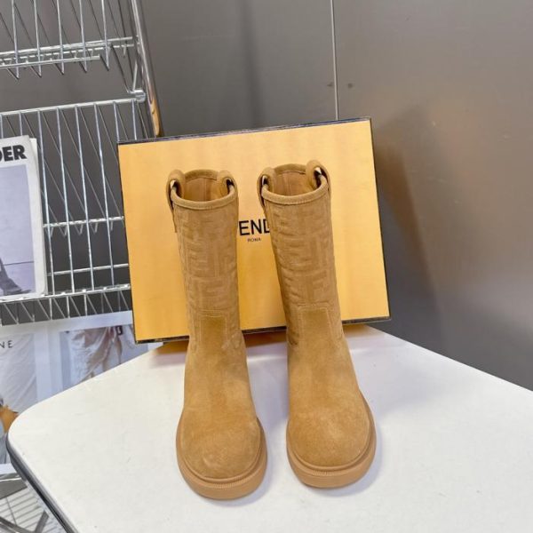 repliche,replica,perfette,siti di,affidabili,migliori siti,dove comprare,1:1,scarpe da ginnastica La versione di punta della sfilata autunno/inverno di Fendi presentava gli stivali (DCHD4)