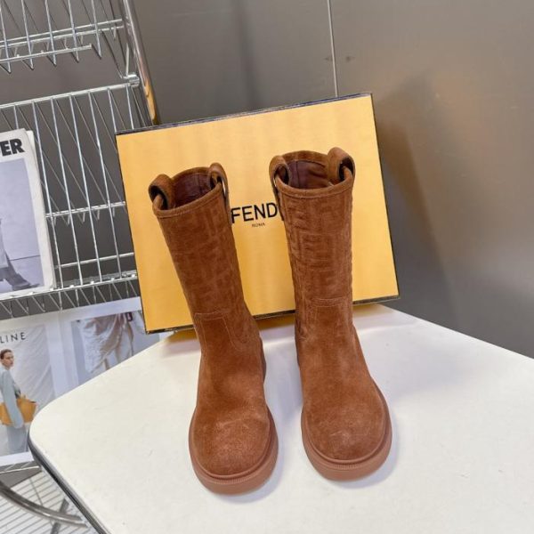 repliche,replica,perfette,siti di,affidabili,migliori siti,dove comprare,1:1,scarpe da ginnastica La versione di punta della sfilata autunno/inverno di Fendi presentava gli stivali (KFYFN)
