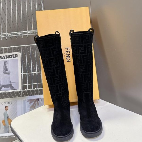 repliche,replica,perfette,siti di,affidabili,migliori siti,dove comprare,1:1,scarpe da ginnastica La versione di punta della sfilata autunno/inverno di Fendi presentava gli stivali (TAOT9)