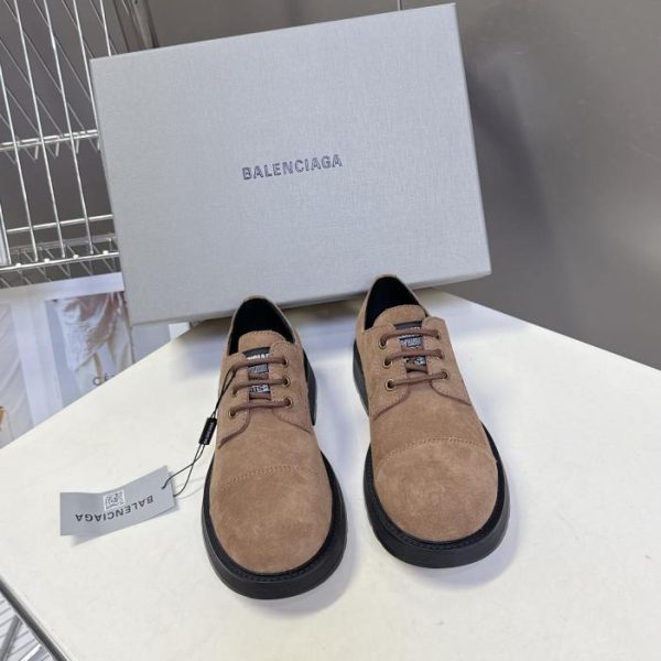 Le ultime scarpe in pelle di BALENCIAGA, gli stivali Dr. Martens (J4MIB)