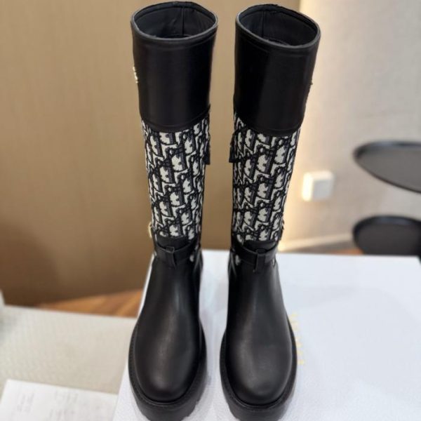 repliche,replica,perfette,siti di,affidabili,migliori siti,dove comprare,1:1,scarpe da ginnastica Tra gli elementi distintivi del design Dior rientrano gli stivali da equitazione brogue in stile britannico (EWV58).