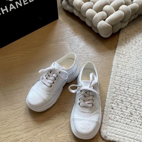 repliche,replica,perfette,siti di,affidabili,migliori siti,dove comprare,1:1,scarpe da ginnastica Le nuove sneakers bianche con plateau di Chanel, versione top di gamma (QM0DF)