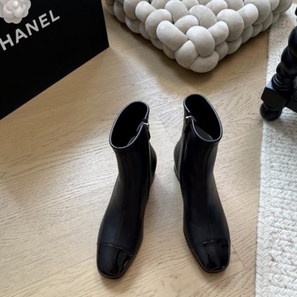 repliche,replica,perfette,siti di,affidabili,migliori siti,dove comprare,1:1,scarpe da ginnastica I nuovi stivaletti con tacco grosso di Chanel (2RC5C)