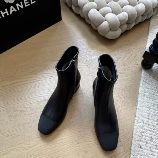 repliche,replica,perfette,siti di,affidabili,migliori siti,dove comprare,1:1,scarpe da ginnastica I nuovi stivaletti con tacco grosso di Chanel (DNTOC)
