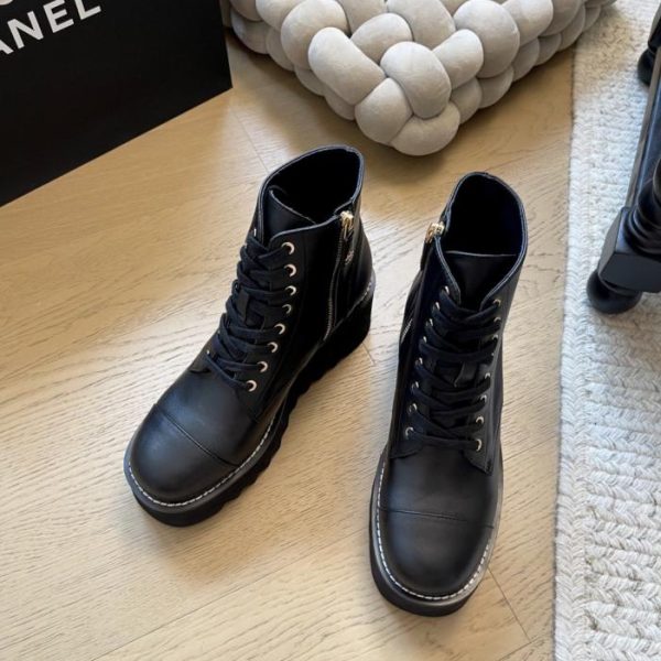 repliche,replica,perfette,siti di,affidabili,migliori siti,dove comprare,1:1,scarpe da ginnastica I nuovi stivaletti con plateau e lacci di Chanel, versione top di gamma (OA79K)