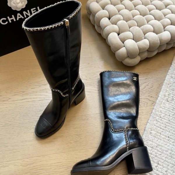repliche,replica,perfette,siti di,affidabili,migliori siti,dove comprare,1:1,scarpe da ginnastica Stivali classici Chanel con tacco grosso e catena (VIUTC)