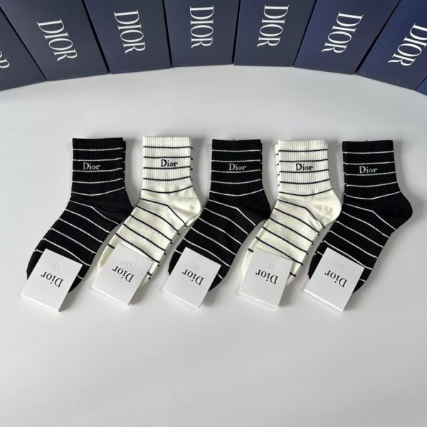 repliche,replica,perfette,siti di,affidabili,migliori siti,dove comprare,1:1,scarpe da ginnastica Nuovi calzini di media lunghezza DIOR, cinque paia per scatola (CVC2Y)
