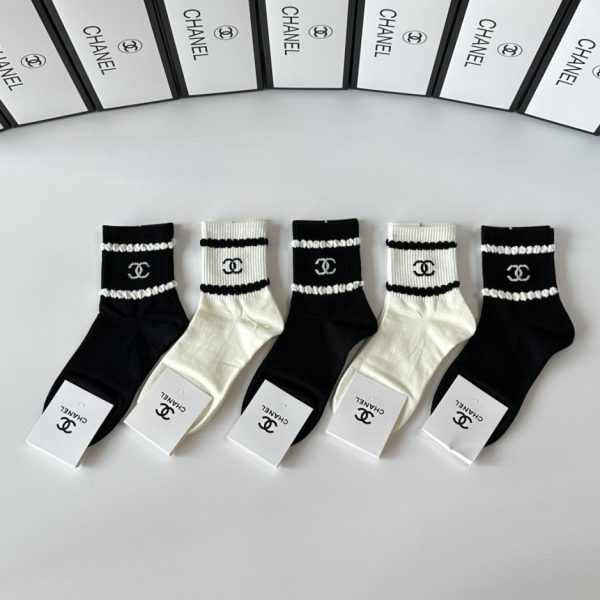 repliche,replica,perfette,siti di,affidabili,migliori siti,dove comprare,1:1,scarpe da ginnastica Nuovi calzini di media lunghezza di Chanel, cinque paia per scatola (E6AGQ)