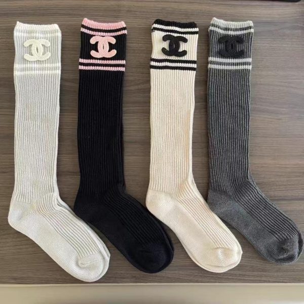 repliche,replica,perfette,siti di,affidabili,migliori siti,dove comprare,1:1,scarpe da ginnastica Chanel spedisce le sue nuove calze in cashmere a doppia cucitura dal suo sito ufficiale. Un paio per scatola (AKGUG)