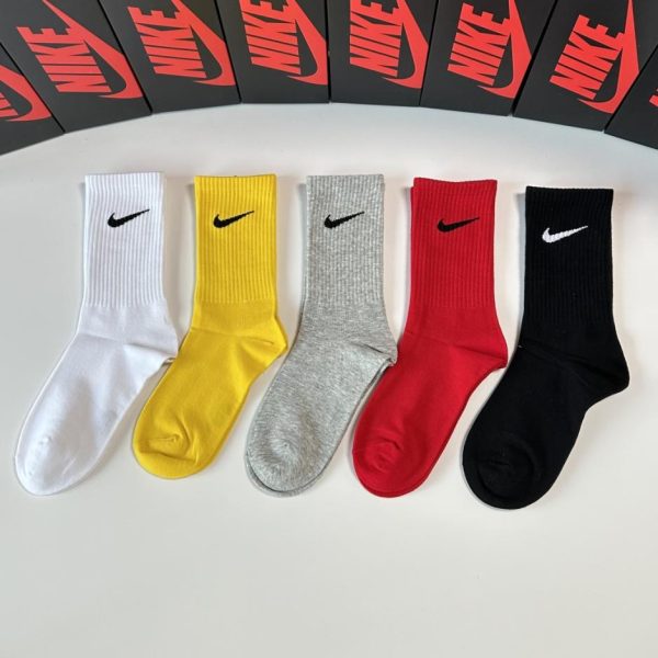 repliche,replica,perfette,siti di,affidabili,migliori siti,dove comprare,1:1,scarpe da ginnastica Nuovi calzini di media lunghezza della NIKE, cinque paia per scatola (BJX0M)