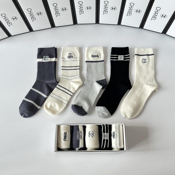 repliche,replica,perfette,siti di,affidabili,migliori siti,dove comprare,1:1,scarpe da ginnastica I nuovi calzini midi ricamati di Chanel, cinque paia per scatola (M3ZMC)