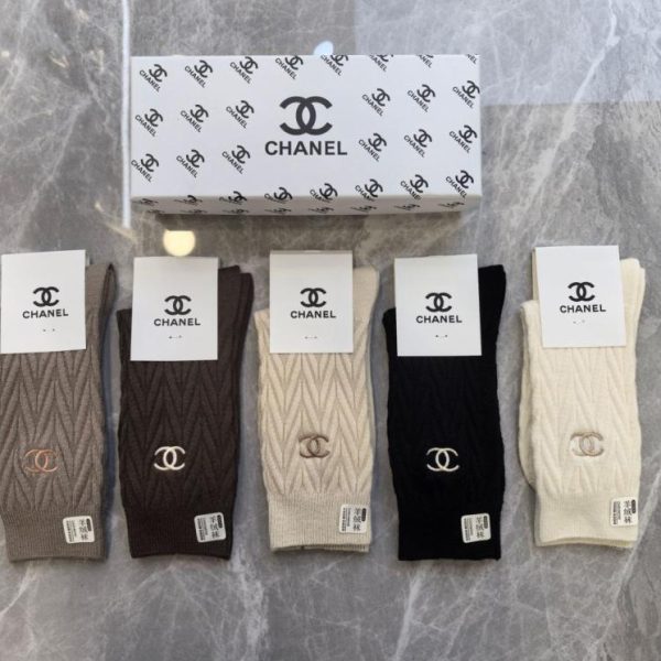 repliche,replica,perfette,siti di,affidabili,migliori siti,dove comprare,1:1,scarpe da ginnastica I nuovi calzini di media lunghezza ricamati in cashmere di Chanel, cinque paia per scatola (9MHIO)