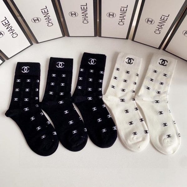 repliche,replica,perfette,siti di,affidabili,migliori siti,dove comprare,1:1,scarpe da ginnastica Nuovi calzini classici ricamati di Chanel, lunghezza media, cinque paia per scatola (L23ZT)