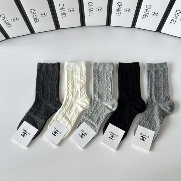 repliche,replica,perfette,siti di,affidabili,migliori siti,dove comprare,1:1,scarpe da ginnastica Nuovi calzini di media lunghezza in cashmere di Chanel, cinque paia per scatola (T38CA)