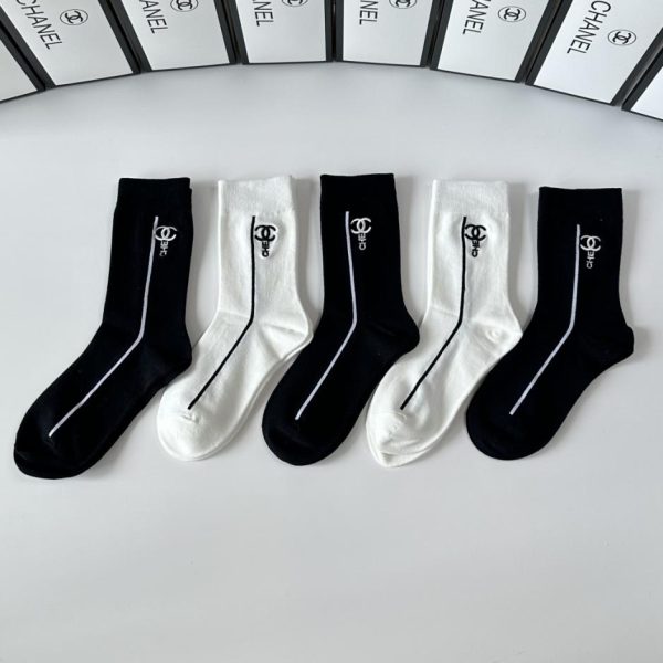 repliche,replica,perfette,siti di,affidabili,migliori siti,dove comprare,1:1,scarpe da ginnastica Nuovi calzini midi ricamati di Chanel, cinque paia per scatola (1XY3Y)