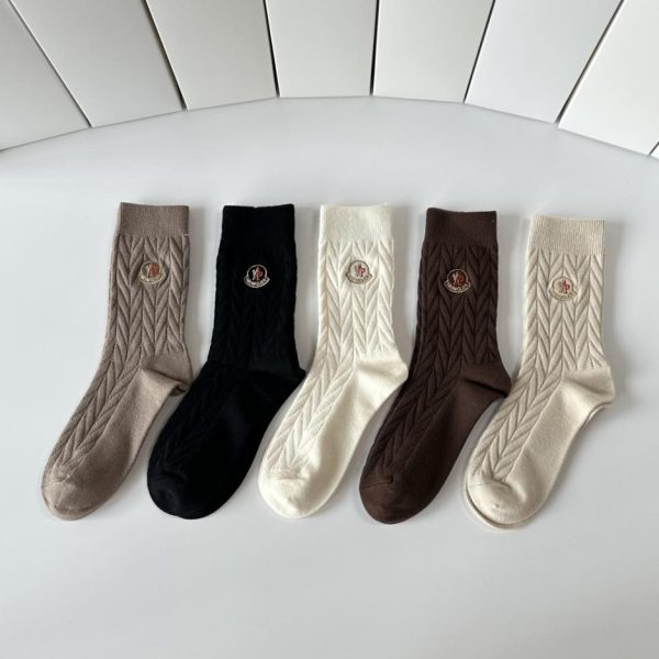 repliche,replica,perfette,siti di,affidabili,migliori siti,dove comprare,1:1,scarpe da ginnastica Gli ultimi calzini di media lunghezza ricamati in cashmere di MONCLER, cinque paia per scatola (09W08)