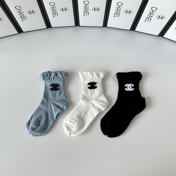 I nuovi calzini decorati di Chanel, di media lunghezza, tre paia per scatola (QYJOH)