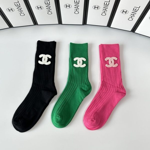 repliche,replica,perfette,siti di,affidabili,migliori siti,dove comprare,1:1,scarpe da ginnastica Le nuove calze classiche di Chanel, di media lunghezza, decorate, tre paia per scatola (BYXHO)