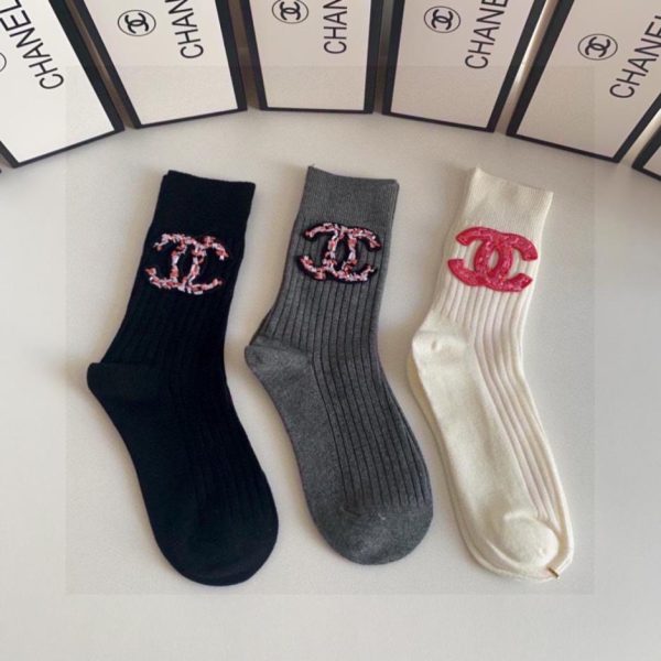 repliche,replica,perfette,siti di,affidabili,migliori siti,dove comprare,1:1,scarpe da ginnastica Le nuove calze classiche di Chanel, di media lunghezza, decorate, tre paia per scatola (NCYKY)