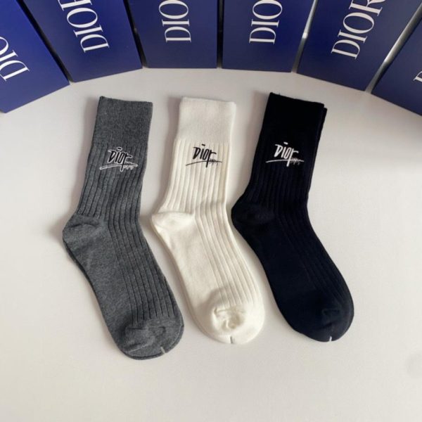repliche,replica,perfette,siti di,affidabili,migliori siti,dove comprare,1:1,scarpe da ginnastica I nuovi calzini classici di media lunghezza decorati di DIOR, tre paia per scatola (N4BWL)