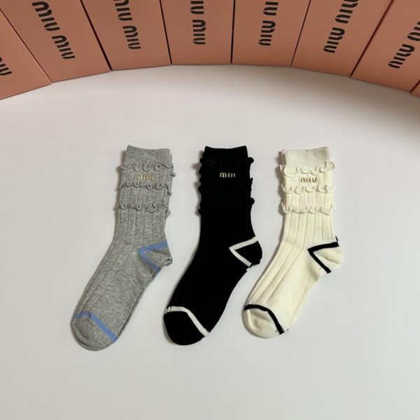 repliche,replica,perfette,siti di,affidabili,migliori siti,dove comprare,1:1,scarpe da ginnastica Calzini MiuMiu New Classic di media lunghezza con accessori, 3 paia per scatola (MSVVJ)