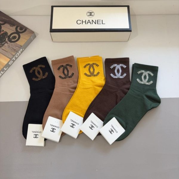 (5 paia per scatola) I nuovi calzini di alta gamma di Chanel, calzini a metà polpaccio con lettere, stesso stile di quelli nelle boutique (BX6Y4)