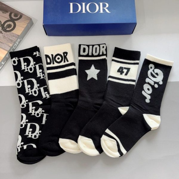 (5 paia per scatola) I nuovi calzini alti fino al ginocchio a coste con stampa a lettere di Dior! Stessa fantasia delle lettere presenti nelle boutique (FDUFI)