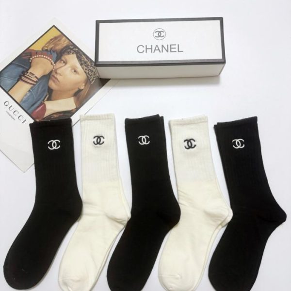 【5 paia per scatola】 Calzini classici Chanel in cotone con logo ricamato a metà polpaccio (YSNZ3)
