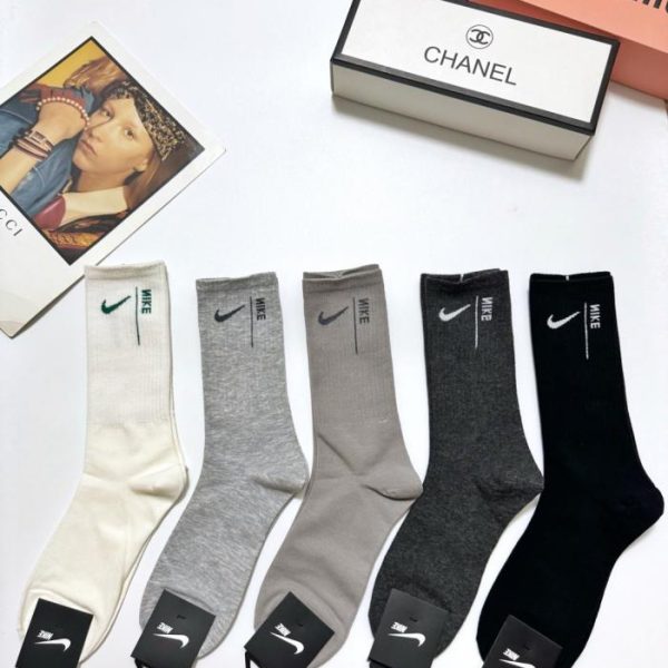 [5 paia per scatola] Calzini lunghi fino al ginocchio con logo classico Nike, tessuto di puro cotone (VO8V0)