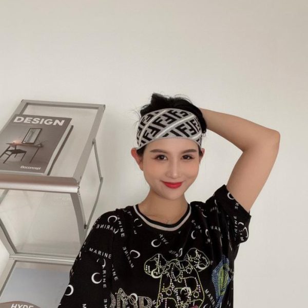 repliche,replica,perfette,siti di,affidabili,migliori siti,dove comprare,1:1,scarpe da ginnastica Fascia per capelli FENDI originale dal sito ufficiale, adatta per il fitness e lo styling (B5M6E).
