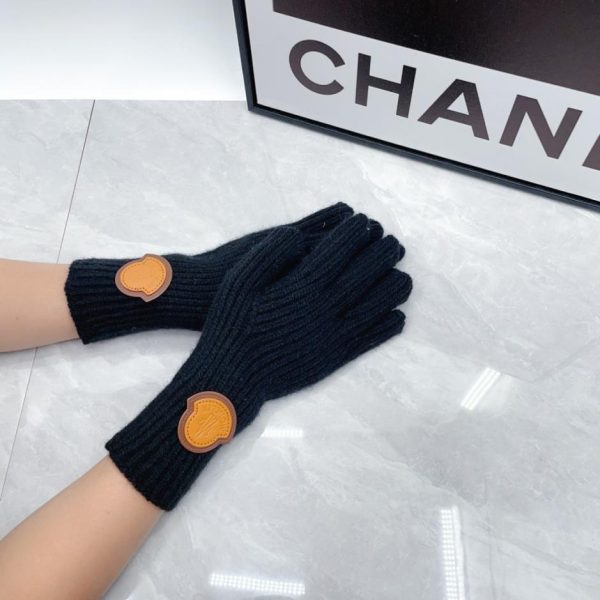 repliche,replica,perfette,siti di,affidabili,migliori siti,dove comprare,1:1,scarpe da ginnastica Nuovi guanti in lana MONCLER (M1R8M) – Disponibili ora presso i rivenditori autorizzati