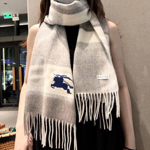 repliche,replica,perfette,siti di,affidabili,migliori siti,dove comprare,1:1,scarpe da ginnastica L’ultima T-shirt con motivo a increspature dell’acqua e la sciarpa in cashmere di alta qualità (HN0WI) di Burberry, provenienti dalla boutique.