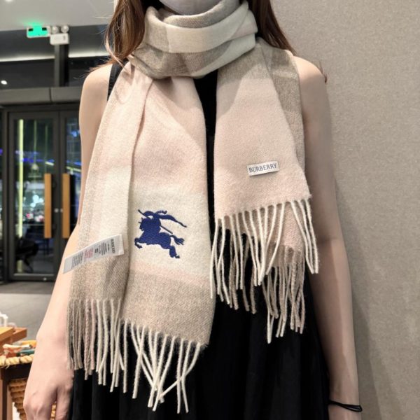 repliche,replica,perfette,siti di,affidabili,migliori siti,dove comprare,1:1,scarpe da ginnastica L’ultima T-shirt con motivo a increspature dell’acqua della boutique Burberry e la sciarpa in cashmere di alta qualità (QW5M8)
