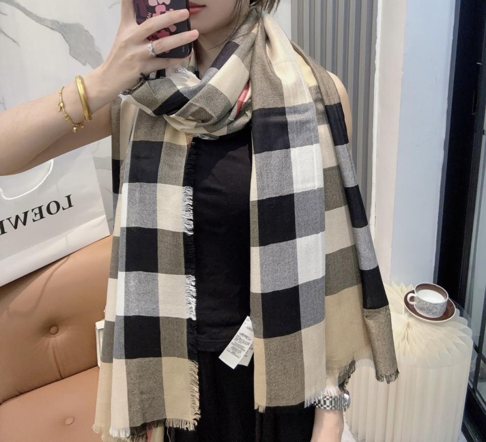 repliche,replica,perfette,siti di,affidabili,migliori siti,dove comprare,1:1,scarpe da ginnastica Sciarpa in cashmere scozzese di prima qualità Burberry (QFMSM) repliche,replica,perfette,siti di,affidabili,migliori siti,dove comprare,1:1,scarpe da ginnastica Sciarpa in cashmere scozzese di prima qualità Burberry (QFMSM)
