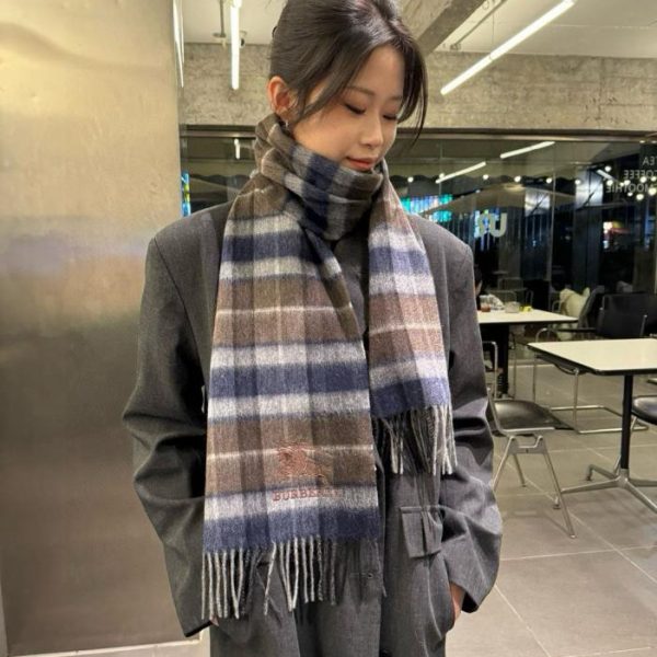 repliche,replica,perfette,siti di,affidabili,migliori siti,dove comprare,1:1,scarpe da ginnastica Lo squisito ricamo equestre di Burberry rende questa sciarpa (5Z4OK) davvero unica.