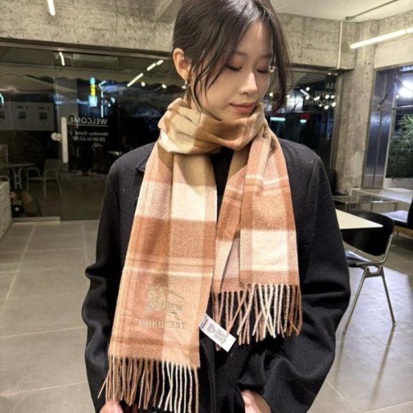 repliche,replica,perfette,siti di,affidabili,migliori siti,dove comprare,1:1,scarpe da ginnastica Lo squisito ricamo equestre di Burberry rende questa sciarpa (M9LIY) davvero unica.