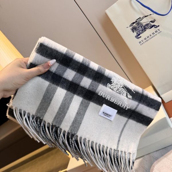 repliche,replica,perfette,siti di,affidabili,migliori siti,dove comprare,1:1,scarpe da ginnastica Sciarpa lunga Burberry Classic Check in cashmere (IC1UO)