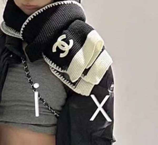 repliche,replica,perfette,siti di,affidabili,migliori siti,dove comprare,1:1,scarpe da ginnastica L’ultimo articolo della boutique Chanel: una lunga sciarpa lavorata a maglia con rifiniture in pizzo (TAR0Q)