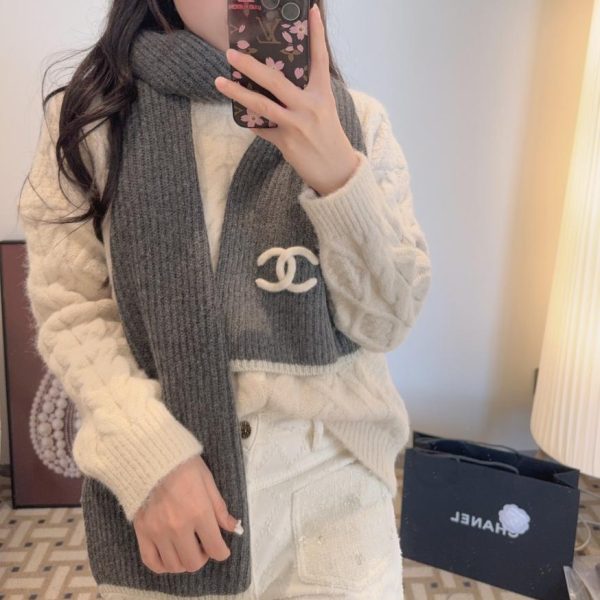 repliche,replica,perfette,siti di,affidabili,migliori siti,dove comprare,1:1,scarpe da ginnastica Sciarpa lunga in maglia di cashmere ricamata Chanel autunno/inverno (F1Q0Y)