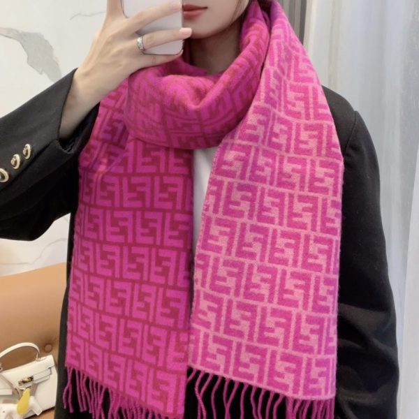 repliche,replica,perfette,siti di,affidabili,migliori siti,dove comprare,1:1,scarpe da ginnastica Articolo nuovo e squisito!! Sciarpa con monogramma Fendi e lettera FF (6M92U)