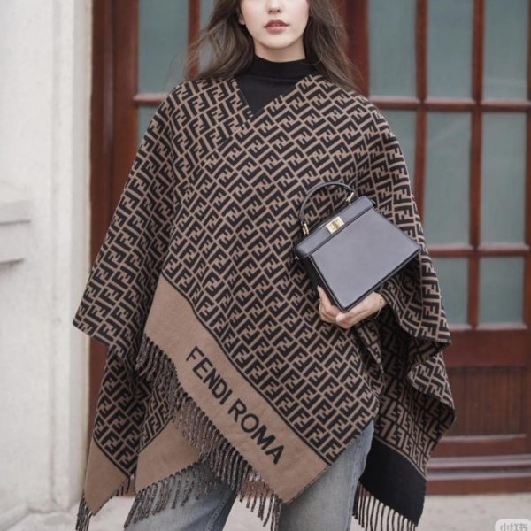 repliche,replica,perfette,siti di,affidabili,migliori siti,dove comprare,1:1,scarpe da ginnastica Mantella in lana con elemento lettera FF classico Fendi (Q1JUI)