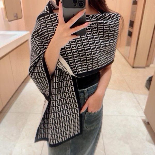 repliche,replica,perfette,siti di,affidabili,migliori siti,dove comprare,1:1,scarpe da ginnastica Sciarpa reversibile in maglia Fendi (EQZX6)