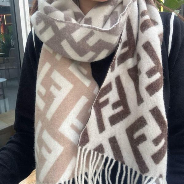 repliche,replica,perfette,siti di,affidabili,migliori siti,dove comprare,1:1,scarpe da ginnastica Nuova sciarpa in cashmere double-face con monogramma sfumato di Fendi (1RXLR)