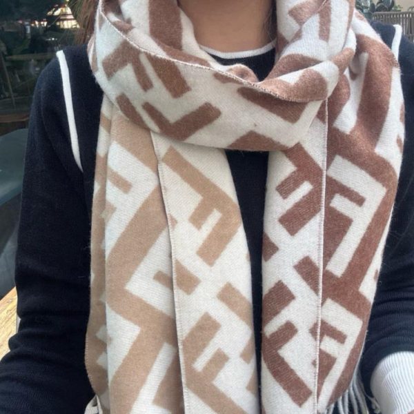 repliche,replica,perfette,siti di,affidabili,migliori siti,dove comprare,1:1,scarpe da ginnastica Nuova sciarpa in cashmere double-face con monogramma sfumato di Fendi (3E3CN)