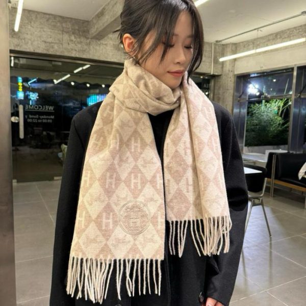 repliche,replica,perfette,siti di,affidabili,migliori siti,dove comprare,1:1,scarpe da ginnastica Nuova sciarpa in cashmere della sfilata di moda di HERMES a Parigi (3FB28)