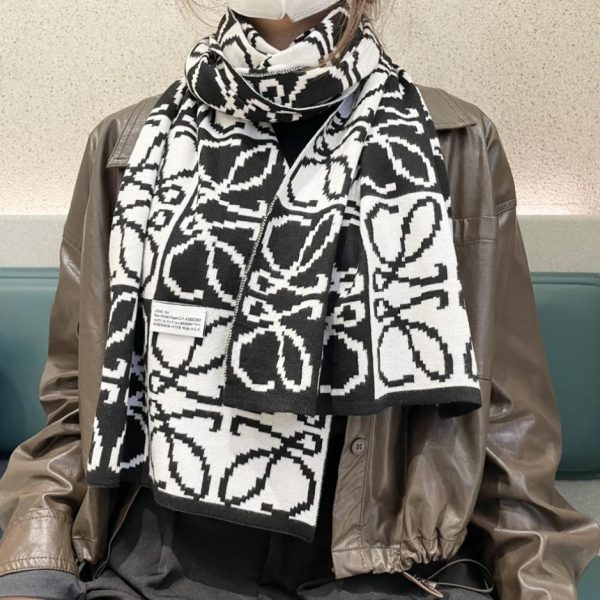 repliche,replica,perfette,siti di,affidabili,migliori siti,dove comprare,1:1,scarpe da ginnastica Il sito web ufficiale di LOEWE presenta la nuova sciarpa double face in cashmere (BOLFR).
