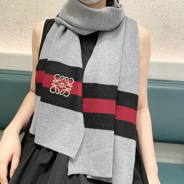repliche,replica,perfette,siti di,affidabili,migliori siti,dove comprare,1:1,scarpe da ginnastica Il sito ufficiale di LOEWE presenta la nuova sciarpa double face in cashmere (KYXCC).